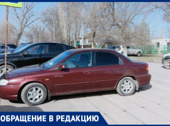 Из-за машин пешеходам совершенно не видно дороги! - морозовчанка о стоянке автомобилей около гостиницы «Восток»