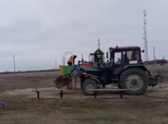 В Морозовске сносят детскую площадку 