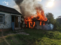 Хозяйственная постройка площадью 24 квадратных метров загорелась на улице Крылова в Морозовске