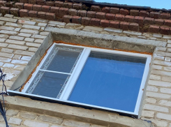 Кирпич упал на машину на улице Ворошилова