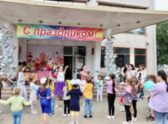Веселый и шумный праздник в День защиты детей провели на площадке около РДК в Морозовске