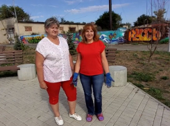Две художницы по инициативе горожан занялись превращением обычной серой стены в Морозовске в произведение искусства