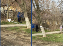 Пьяный мужчина, стоя на коленях справил нужду возле Детской школы искусств