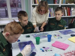 Космический пейзаж гуашью изобразили кадеты на мастер-классе по живописи в центральной библиотеке в Морозовске