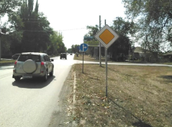 В Морозовске изменили схему движения на перекрестке Кирова и Коммунистической