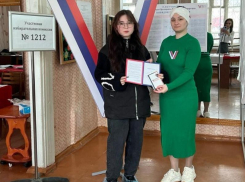 Символичные подарки вручают впервые проголосовавшим жителям Морозовского района