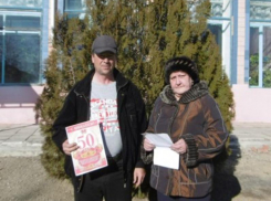 Коллектив Вольно-Донского Дома культуры поздравил односельчанина с 50-летием