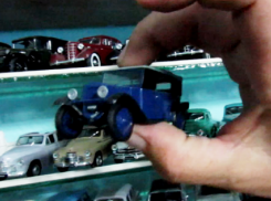 Первый советский автомобиль и «чёрный воронок» показал на видео коллекционер в Морозовске
