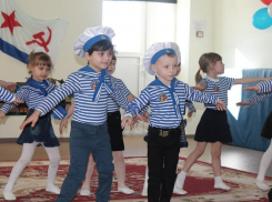 Песнями, стихами и танцевальными номерами поздравили пап воспитанники детского сада «Сказка»
