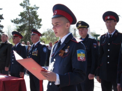 Появились фото и видео торжественного принятия кадетами Морозовска Кодекса Чести на городской площади