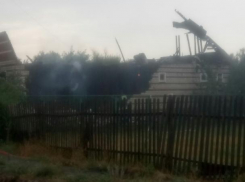 Молния шарахнула по кровле нового дома в Морозовске