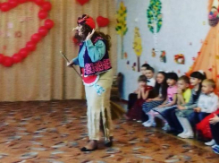 «Озорные гномики» с Бабой-Ягой смастерили медали для мам в детском саду «Колобок»