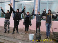 Ребята-волонтеры помогли залить отмостки Вольно-Донского Дома культуры