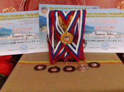 «Золото», «серебро» и «бронзу» одновременно привез юный каратист привез в Морозовск 