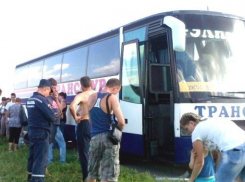 Автобус «Санкт-Петербург – Элиста» в 40-градусную жару сломался рядом с Морозовском