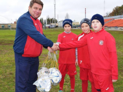 Шесть футбольных мячей подарили морозовчанам в Новошахтинске