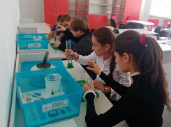 Школьники в хуторе Чекалов получили возможность обучаться с применением лабораторного и цифрового оборудования