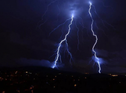 Ливень, гроза, шквалистый ветер: очень плохая погода ожидает Морозовск в четверг 