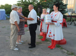 Юбиляров семейной жизни в хуторе Вербочки поздравили с Днем семьи, любви и верности