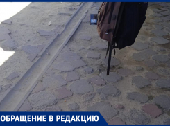 Страдают как и работники, так и посетители рынка: плиточное покрытие давно пришло в негодность