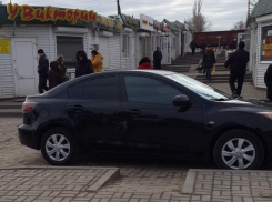 «Место всеобщего стояния балбесов» в Морозовске в рубрике «Паркуюсь как хочу»