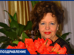 Лидию Николаевну Февралёву с юбилеем поздравила внучка