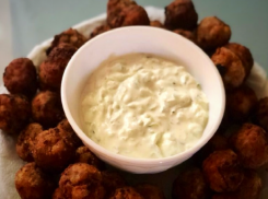 Читатель «Блокнота Морозовска» поделилась рецептом греческих тефтелек с соусом дзадзыки