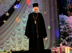 Иерей Георгий, Дед Мороз, Снегурочка и местные артисты поздравили морозовчан на концерте «Рождественская звезда» 