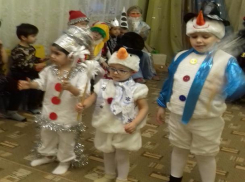 Воспитанники Старопетровского детского сада научили Хоттабыча новогодним традициям