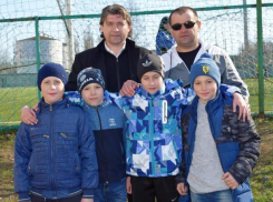 Юные футболисты из Морозовска познакомились и сфотографировались с экс-звездой «Спартака» Дмитрием Ананко 