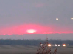 Фантастически красивый закат сняли над трассой рядом с Морозовском