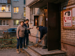 Один окурок может стоить дома: жителей Морозовского района предупредили об опасности пожаров