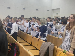 Колокольчики мира в знак памяти, мира и добра на планете прозвенели в гимназии №5, в Морозовске