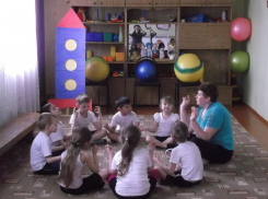 Детсадовцы хутора Старопетровский посмотрели в телескоп на звезды и приняли участие в «космическом полете»