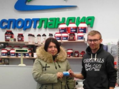 Карина, призерша конкурса «Сладкая парочка», получила сертификат от нашего спонсора