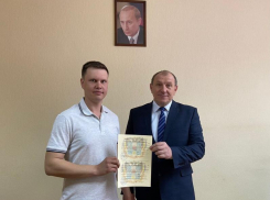 Молодой агроном из Морозовского района получил свидетельство о получении социальной выплаты на приобретение жилья
