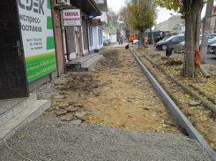 В Морозовске ремонтируют тротуары - на этот раз на улице Ленина