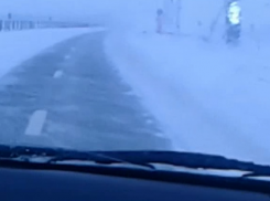 Опасная трасса: лобовое стекло на автомобиле морозовчанки замерзало прямо во время движения