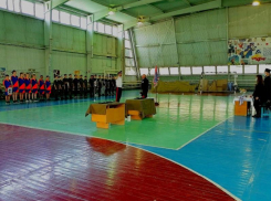 Отличные навыки владения казачьей шашкой и элементами рукопашного боя продемонстрировали кадеты на соревнованиях в Морозовске