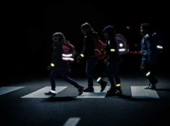 Стикеры, фликеры-подвески и фликеры-браслеты: в ГИБДД морозовчанам дали советы по сбору ребенка в школу