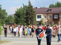 Акция «Через года, через века, помните!» состоялась в День памяти и скорби на городской площади в Морозовске