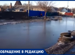 К нам даже такси не подъедет! - мать особого ребенка об огромной луже на улице Калинина в Морозовске