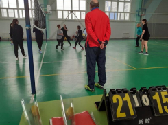 Спортсменки команды ДЮСШ завоевали «золото» на соревнованиях по волейболу в Морозовске