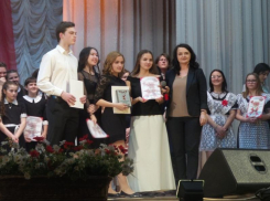 Гран-при конкурса «Гвоздики Отечества» в Морозовске получили Оксана Пономаренко и группа «Ассорти»