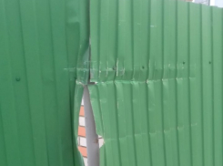 Водителя, повредившего забор на улице Халтурина, попросили отозваться