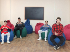 Молодежный центр в Морозовске доукомплектовали десятью удобными креслами-мешками