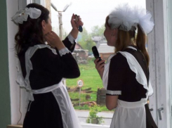 Двух пропавших 15-летних девушек полицейские в Морозовске вернули домой