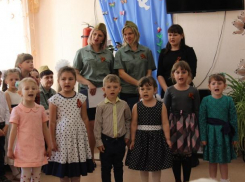 Воспитанники детского сада «СКАЗКА» поздравили с 73-ей годовщиной Великой Победы людей пожилого возраста и инвалидов