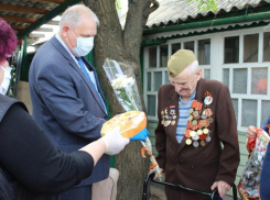 Ветеранов Великой Отечественной войны Морозовского района на дому поздравили с юбилеем Победы