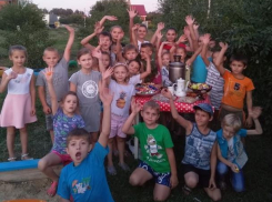 Праздник на детской площадке провели с самоваром и Бабой Ягой